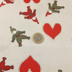 Weihnachtsstoff aus Baumwolle mit Strohmännchen Euro als Größenvergleich
