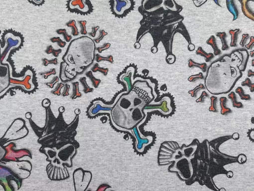grau melierter Sommersweat bunte Totenköpfe Detail