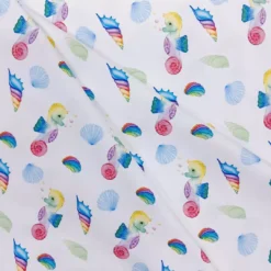 Stoff mit Seepferdchen und Muscheln in weiß mit Regenbogenfarben