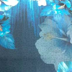 SanDalu Hibiskus Stoff blau Detail mit grafischen Akzenten