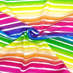 gestreifter Stoff in Regenbogenfarben als Strudel