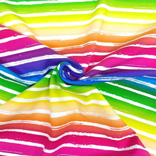 gestreifter Stoff in Regenbogenfarben als Strudel