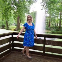 SanDaLu Viskosestoff mit Blumen in blau Nähbeispiel Kleid