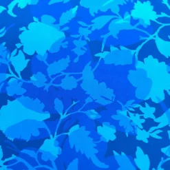 SanDaLu Viskosestoff in blau mit Blumen und Blättern