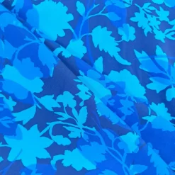 Viskose Webware mit Blüten in blau