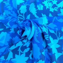SanDaLu Viskosestoff mit Blumen und Blättern in Kobaltblau