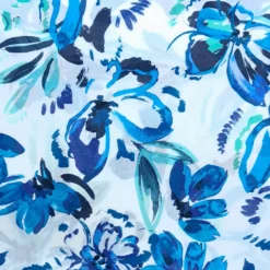 weißer Baumwollstoff mit großen Blumen in blau