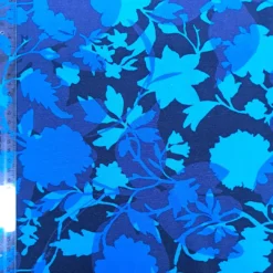 Stoff mit Blüten und Blättern in blau Lineal