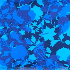 Stoff mit Blüten und Blättern in blau Lineal
