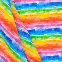 Regenbogensweat in Falten