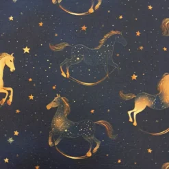 SanDaLu schwarzer Weihnachtsstoff mit Schaukelpferden Detail