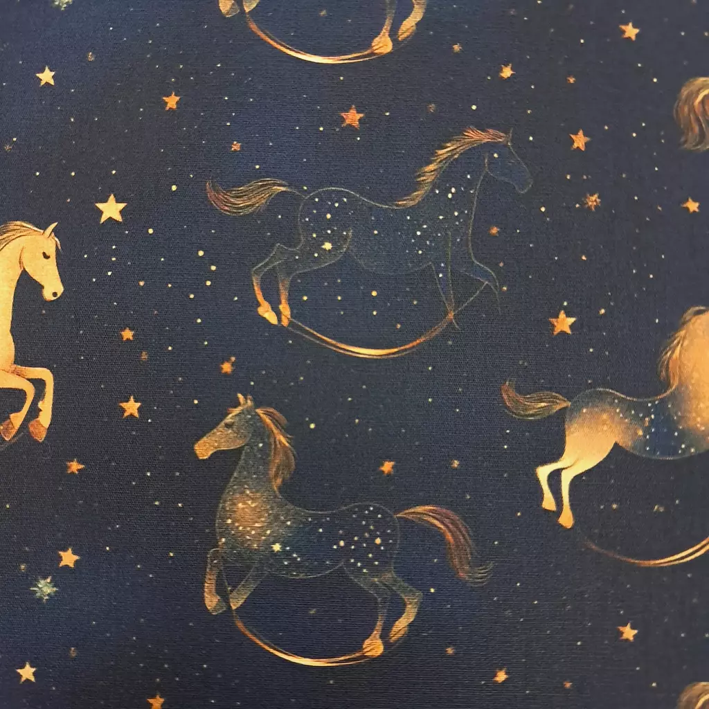 SanDaLu schwarzer Weihnachtsstoff mit Schaukelpferden Detail