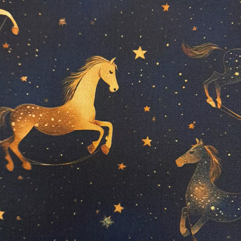 SanDaLu schwarzer Weihnachtsstoff mit Schaukelpferden und Sternen