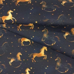 Baumwollstoff Weihnachten Schaukelpferd und Sterne Falten