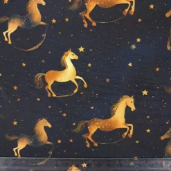 SanDaLu schwarzer Weihnachtsstoff mit Schaukelpferden Lineal