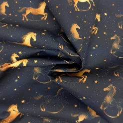 Baumwollstoff Weihnachten Schaukelpferd und Sterne drapiert