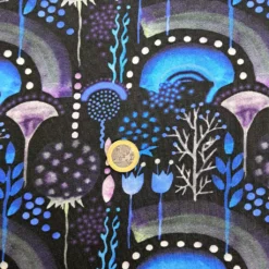 SanDaLu Wintersweat in schwarz mit Regebögen und Blumen in Blau Euro Größenvergleich