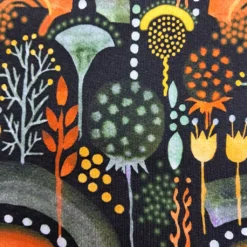 dicker Sweat mit Regenbögen und Blumen schwarz mit salbei und orange Detail