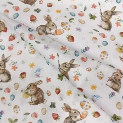 Baumwollstoff Ostern mit Hasen und bunten Ostereiern