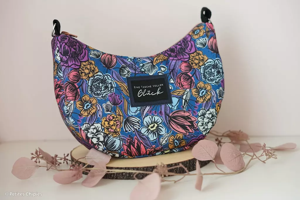 SanDaLu Oxfordgewebe mit Blumen in Blau aus der Happy Collection von cherry Picking Bananentasche