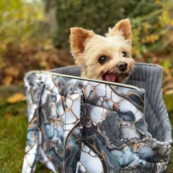 SanDaLu wasserfester Stoff Flowing Bloom in schwarz grau weiß Hundetrage Nähbeispiel
