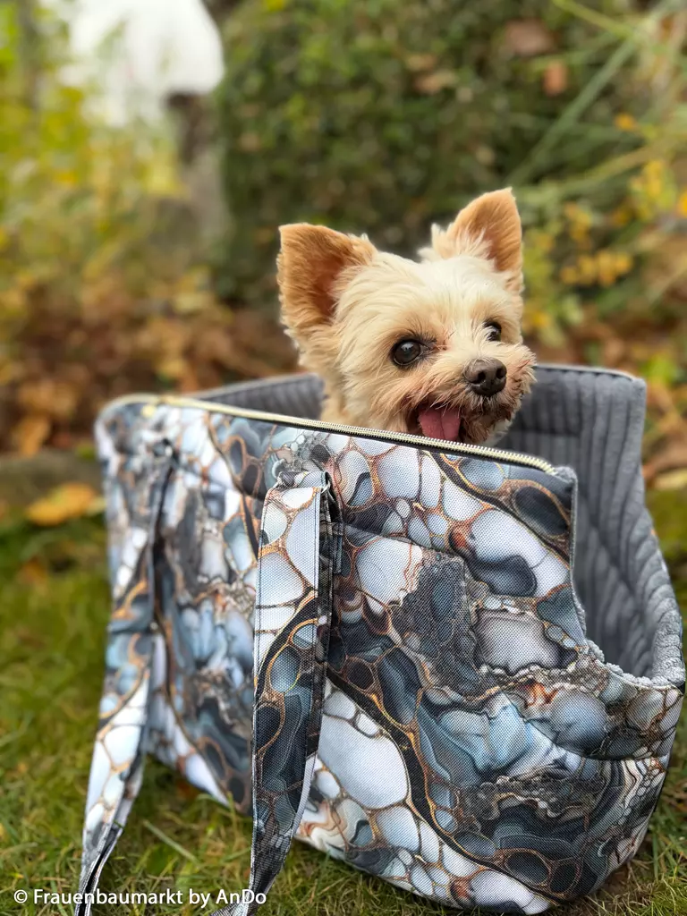 SanDaLu wasserfester Stoff Flowing Bloom in schwarz grau weiß Hundetrage Nähbeispiel