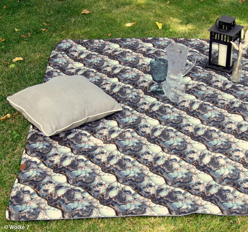 SanDaLu wasserfester Stoff Flowing Bloom in schwarz grau weiß Nähbeispiel Yogamatte