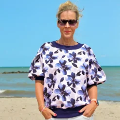 SanDaLu French Terry mit großen Blumen in Violett, Judith von Swafing Nähbeispiel