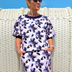 SanDaLu French Terry mit großen Blumen in Violett, Judith von Swafing Nähbeispiel