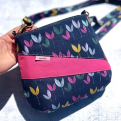 SanDaLu Canvas mit bunten Blättern auf dunkelblau Nähbeispiel Tasche