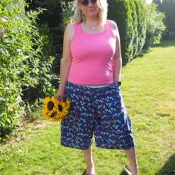 SanDaLu Canvas mit bunten Blättern auf dunkelblau Nähbeispiel Hose