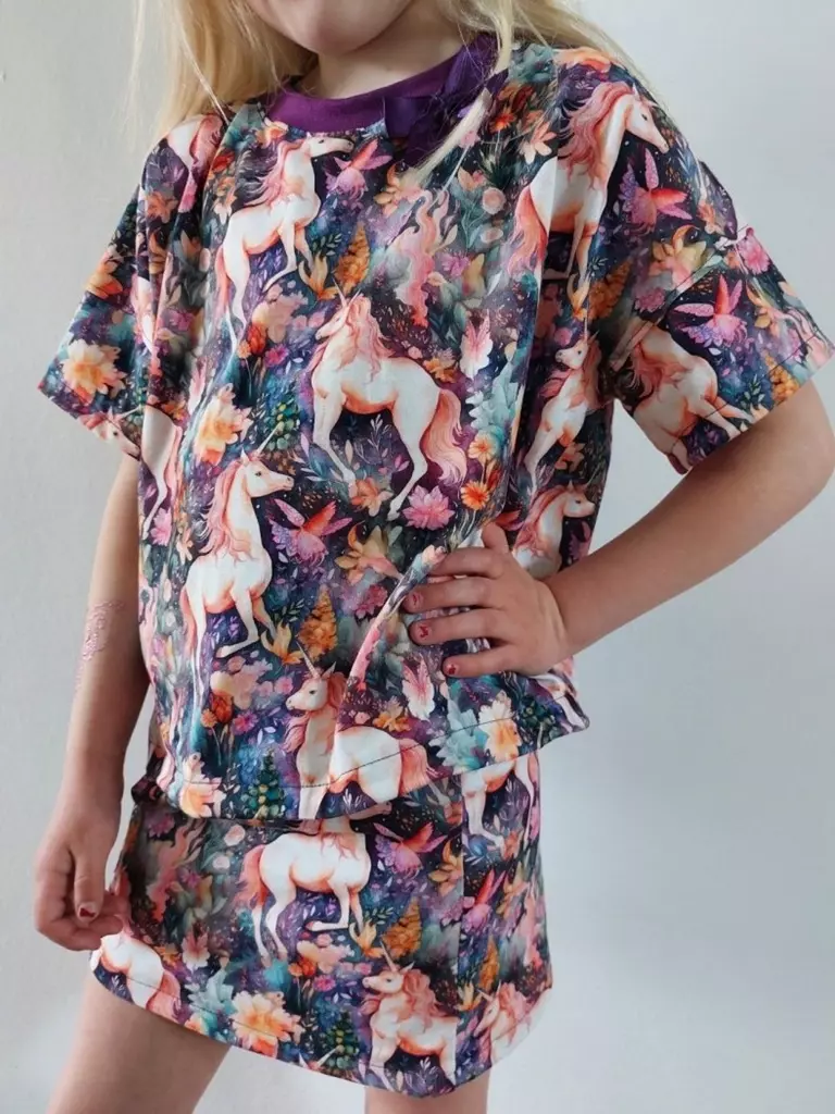 SanDaLu Einhorn Jersey Stoff mit Blumen Shirt und Rock