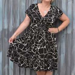 SanDaLu Viskosejersey schwarz creme mit Blumenmuster Nähbeispiel Kleid