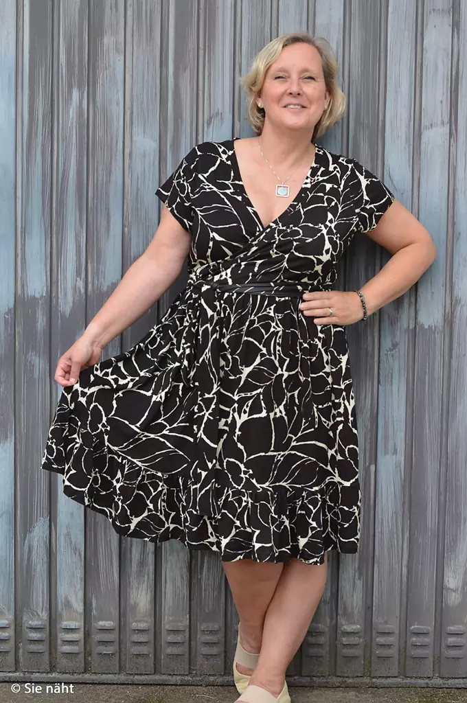 SanDaLu Viskosejersey schwarz creme mit Blumenmuster Nähbeispiel Kleid