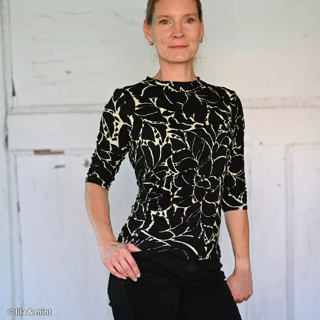 SanDaLu Viskosejersey schwarz creme mit Blumenmuster Nähbeispiel Rollkragenshirt